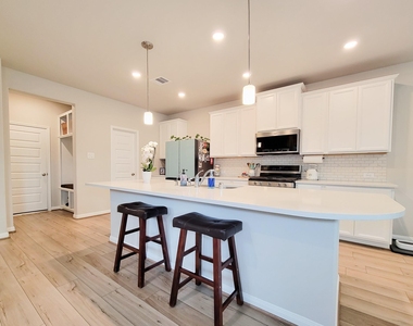 1510 Lakeline Oak Drive - Photo Thumbnail 3