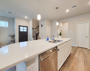 1510 Lakeline Oak Drive - Photo Thumbnail 14