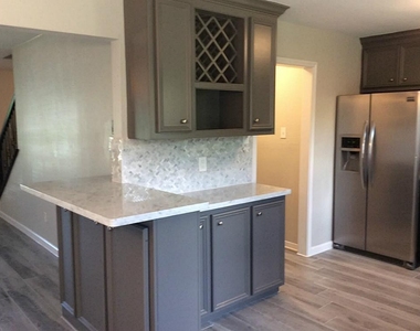 3035 Mosby Drive - Photo Thumbnail 4