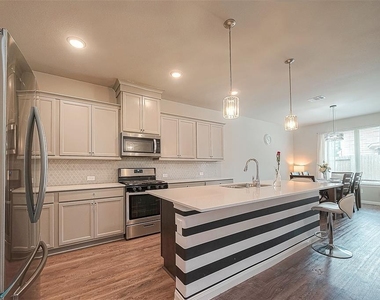 21029 Crinet Sq St - Photo Thumbnail 12