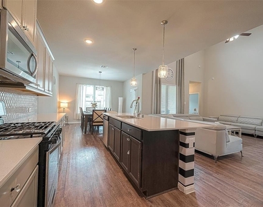 21029 Crinet Sq St - Photo Thumbnail 10