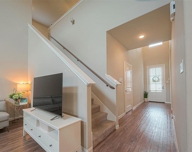 21029 Crinet Sq St - Photo Thumbnail 9
