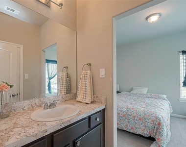 21029 Crinet Sq St - Photo Thumbnail 31