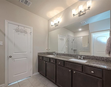 21029 Crinet Sq St - Photo Thumbnail 36