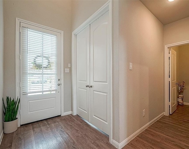 21029 Crinet Sq St - Photo Thumbnail 3