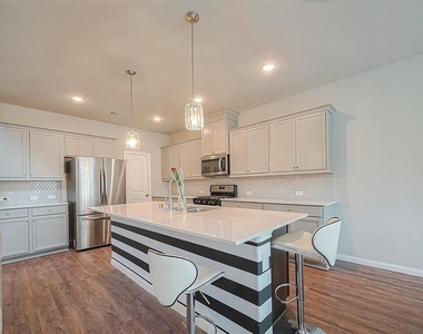 21029 Crinet Sq St - Photo Thumbnail 13