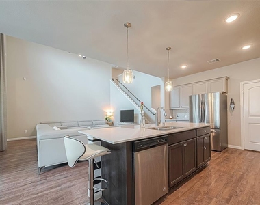 21029 Crinet Sq St - Photo Thumbnail 14