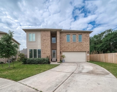 21029 Crinet Sq St - Photo Thumbnail 1