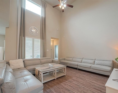 21029 Crinet Sq St - Photo Thumbnail 8