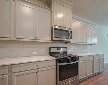 21029 Crinet Sq St - Photo Thumbnail 11