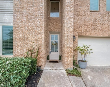 21029 Crinet Sq St - Photo Thumbnail 2