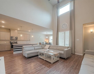 21029 Crinet Sq St - Photo Thumbnail 7