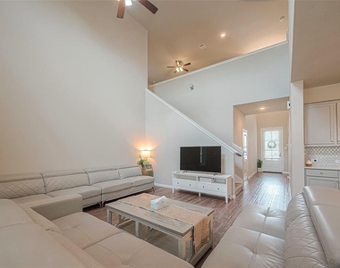 21029 Crinet Sq St - Photo Thumbnail 5