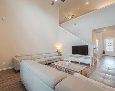 21029 Crinet Sq St - Photo Thumbnail 4