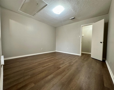 8514 Fawn Terrace Drive - Photo Thumbnail 17