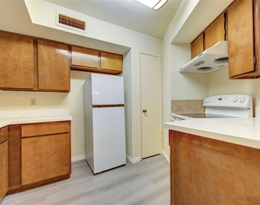 10811 Richmond Avenue - Photo Thumbnail 13