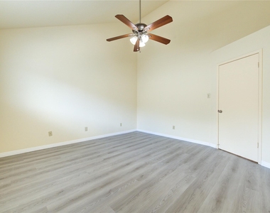 10811 Richmond Avenue - Photo Thumbnail 9