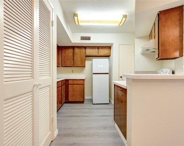 10811 Richmond Avenue - Photo Thumbnail 22