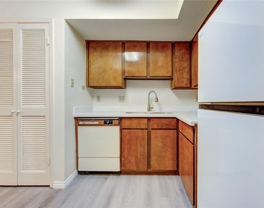 10811 Richmond Avenue - Photo Thumbnail 16