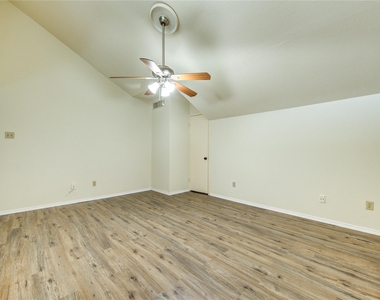 10811 Richmond Avenue - Photo Thumbnail 20
