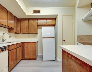 10811 Richmond Avenue - Photo Thumbnail 14