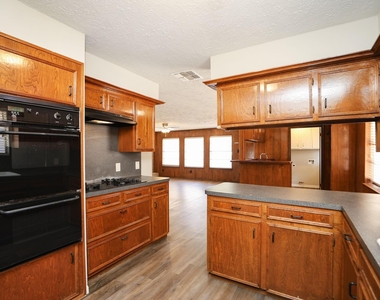 815 Park Meadow Drive - Photo Thumbnail 12
