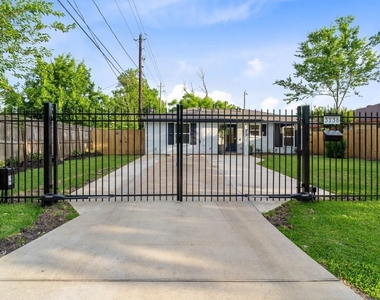 3138 Sunbeam Street - Photo Thumbnail 2