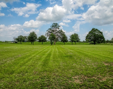 528 E Us Highway 290 Highway - Photo Thumbnail 2