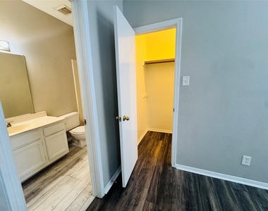 7352 Regency Square Court - Photo Thumbnail 21