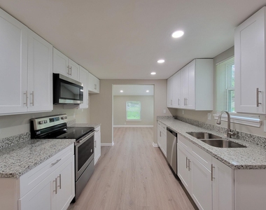 1107 Roosevelt Street - Photo Thumbnail 4