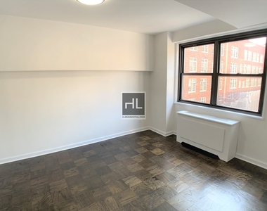 E 16 St - Photo Thumbnail 1