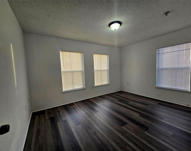 18001 Richmond Place Drive - Photo Thumbnail 7