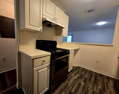 18001 Richmond Place Drive - Photo Thumbnail 4