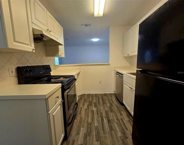 18001 Richmond Place Drive - Photo Thumbnail 6