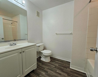 18001 Richmond Place Drive - Photo Thumbnail 10