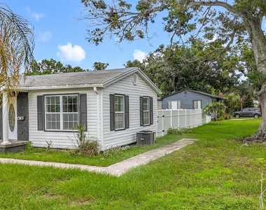 2122 52nd Avenue N - Photo Thumbnail 10