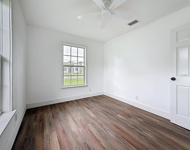2122 52nd Avenue N - Photo Thumbnail 38