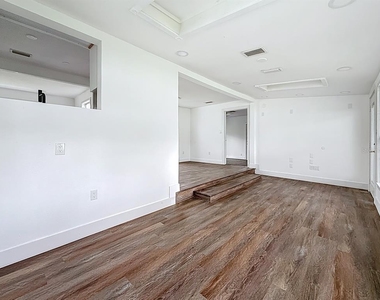 2122 52nd Avenue N - Photo Thumbnail 25