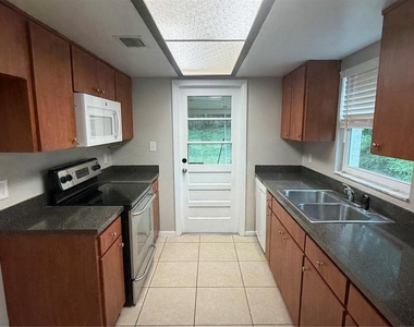11510 Valencia Dr - Photo Thumbnail 2