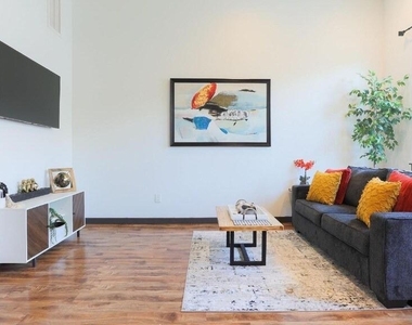 2004 N Howard Avenue - Photo Thumbnail 8