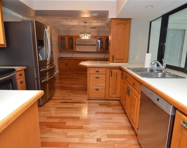981 Damrosch Street - Photo Thumbnail 12