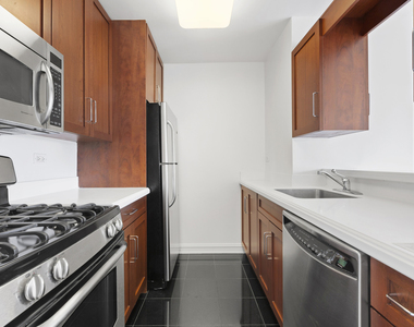400 East 71st Street - Photo Thumbnail 2