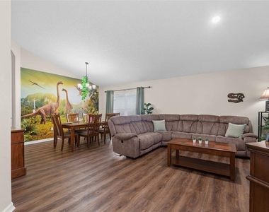 334 Grosvenor Loop - Photo Thumbnail 6