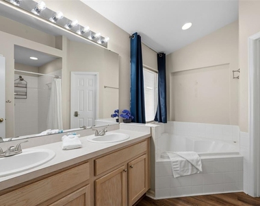 334 Grosvenor Loop - Photo Thumbnail 32