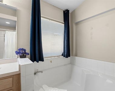 334 Grosvenor Loop - Photo Thumbnail 35