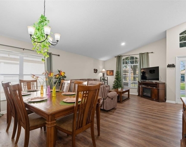 334 Grosvenor Loop - Photo Thumbnail 13