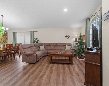 334 Grosvenor Loop - Photo Thumbnail 7