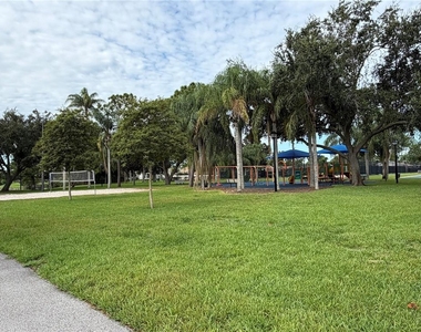 14037 Fairway Island Drive - Photo Thumbnail 32