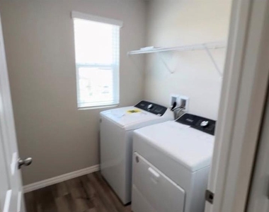 1512 Hummingbird Road - Photo Thumbnail 6
