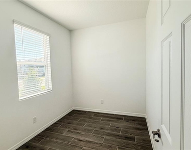 1816 Columbus Path Street - Photo Thumbnail 4